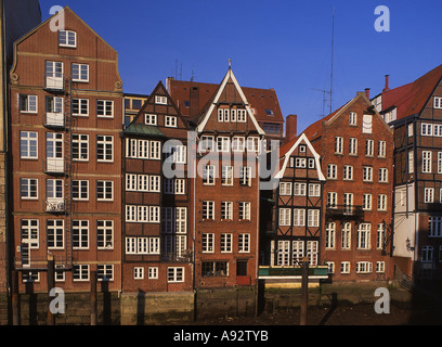 Casas antiguas en Deichstrasse Hamburgo Alemania Foto de stock