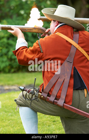 Soldado monárquico disparando mosquetes guerra civil inglesa período Foto de stock