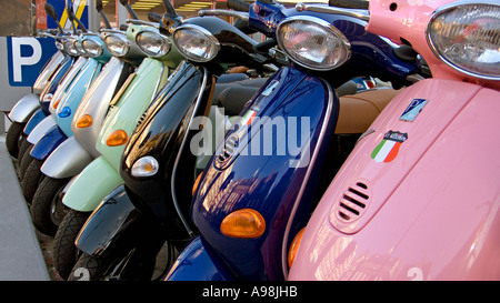 Fila de motos aparcadas en una calle de la ciudad motos son cada vez más populares en ciudades de todo el mundo Foto de stock