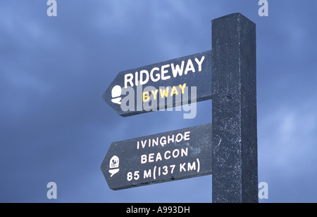 Cartel al inicio del Sendero Nacional Ridgeway cerca de Avebury en Wiltshire, Inglaterra Foto de stock