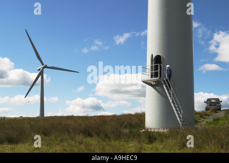 Tierras & aerogenerador generador eólico de parte de la comunidad de  ejecutar las turbinas por Powergen produciendo energía verde al  Aldea-Recurso de Norfolk East Anglia Inglaterra Fotografía de stock - Alamy