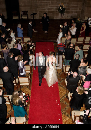 La novia y el novio caminando por el pasillo Foto de stock