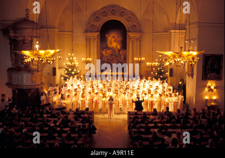 Los niños del coro en la Iglesia de Kungsholmen en Estocolmo el día de Santa Lucía el 13 de diciembre Foto de stock