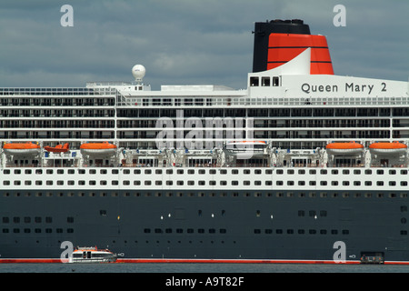 Cerca del Queen Mary 2 en South Queensferry, Edimburgo, Escocia, Reino Unido. Foto de stock