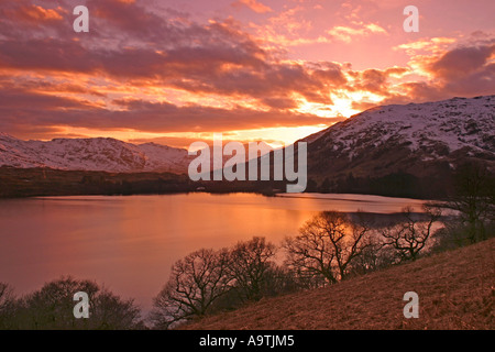 Atardecer de invierno en el lago Katrine, el Parque Nacional de Trossachs, Escocia