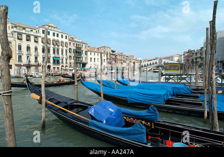 Las góndolas en el Gran Canal con el puente de Rialto en la distancia, Venecia, Italia