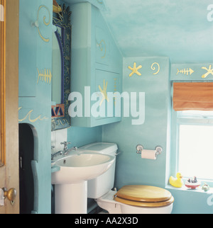 Taburete azul para niños junto al lavabo con pedestal en un pequeño cuarto  de baño Fotografía de stock - Alamy