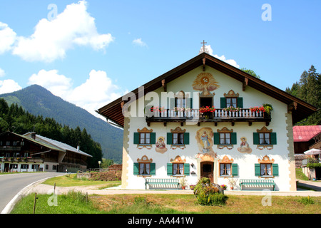 Casa de granja tradicional bávaro con fachada pintada Jachenau Baviera Alemania Europa Foto de stock