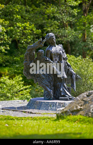 Una estatua de bronce de Shelley está situado en los terrenos del Centro de Visitantes, el valle de Elan Elan Valley, Gales, Reino Unido Foto de stock