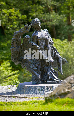 Una estatua de bronce de Shelley está situado en los terrenos del Centro de Visitantes, el valle de Elan Elan Valley, Gales, Reino Unido Foto de stock
