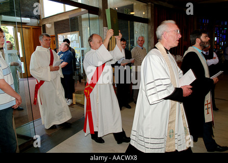 Ordenación de un sacerdote católico en la iglesia de Santa María en Leyland - UK Foto de stock
