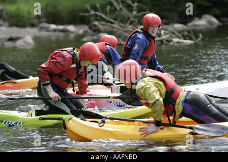 Los jóvenes en kayak en el lago castlewellan condado de Down en Irlanda del Norte Foto de stock