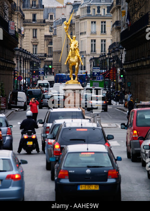 Estatua Dorada De Juana De Arco Jeanne D Arc En La Place Des Pyramides Paris Francia Fotografia De Stock Alamy