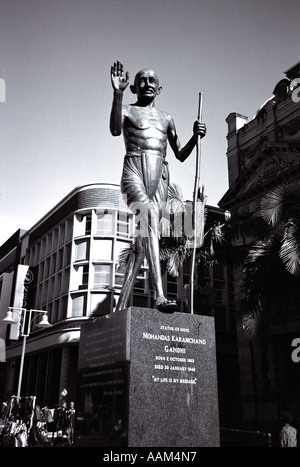 Todas en blanco y negro - una estatua de Mahatma Gandhi Pietermaritzburg Sudáfrica Foto de stock