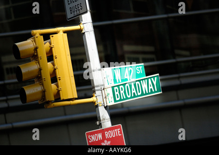 Street Signs spotlit por Sun en la intersección de Broadway y 42º en la calle 42, Times Square, la ciudad de Nueva York
