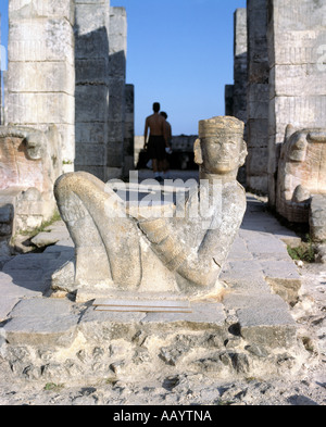Templo de los guerreros, con una figura de piedra en primer plano sosteniendo un cuenco sobre su estómago reliquias de una tribu centroamericana,
