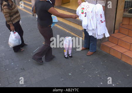 Escenas Callejeras en el centro de la ciudad de Guadalajara de México una  mini maniqui usar para vender ropa de niños de la calle Fotografía de stock  - Alamy