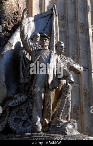 Estatuas de la era soviética fuera del pabellón de Ucrania, Moscú Foto de stock