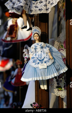 Marionetas vestidas con ropa tradicional húngaro sor de venta en una tienda de souvenirs en Budapest Hungría Foto de stock