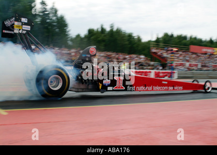 Andy Carter se quema en su Top Fuel dragster en Mantrop Park dragstrip en Suecia adrenalina riesgo extremo peligro supercha Foto de stock