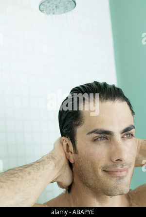 Hombre tomar una ducha Foto de stock