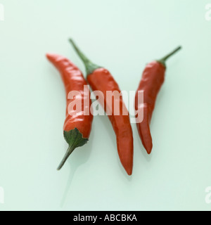 Chiles rojos sobre fondo de vidrio Chiles rojos sobre fondo de vidrio