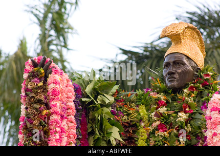 El 11 de junio Día de fiesta la estatua del rey Kamehameha en daylight adornado con 18 pies de lei Foto de stock