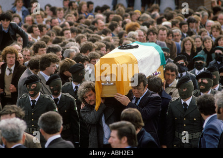 Martin Hurson funeral paramilitares soldados del IRA disfrazados llevan ataúd Julio 1981 Condado de Galbally Tyrone Irlanda del Norte. 1980 los problemas. Foto de stock