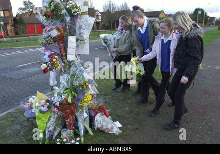 Flores siendo dejadas por las jóvenes en la escena de una alegría rider muerte UK