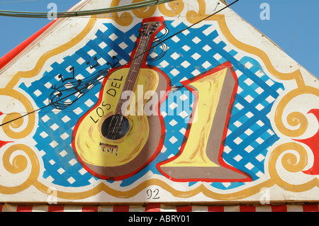 La decoración pintada, en una de las casetas o pabellones para la  celebración de fiestas en la Feria de Abril Sevilla Andalucía España  Fotografía de stock - Alamy