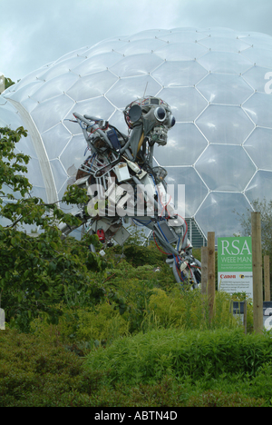 El bioma templado cálido y WeeeMan estatua en Eden Project St Austell, Cornwall Inglaterra, Reino Unido