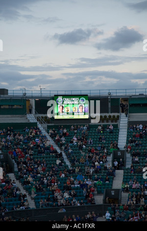 Hawkeye mostrar en el centro de la cancha durante el Campeonato de tenis de Wimbledon Tim Henman Carlos Moya coinciden al anochecer UK Foto de stock