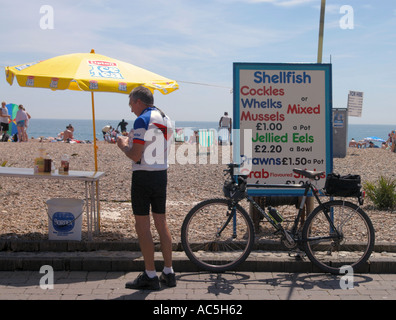 Un ciclista intenta algunos mariscos en Brighton Beach Foto de stock