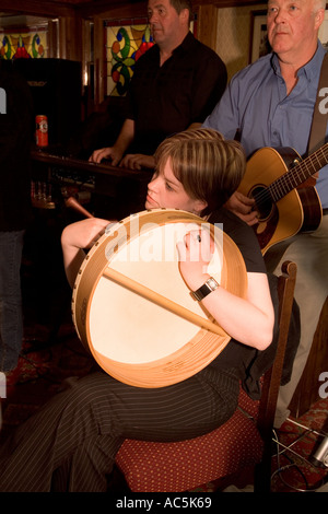 dh Orkney Folk Festival STROMNESS ORKNEY Musicians instrumento tocando Bodhran celtic music pub tocar irish drum woman scotland