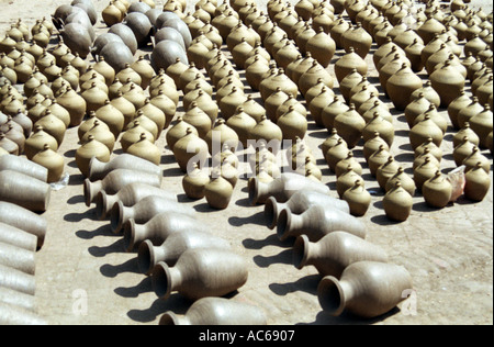 Grupo de algunas de las tradicionales grandes tinajas de barro para el  almacenamiento de agua abandonado en la calle Fotografía de stock - Alamy