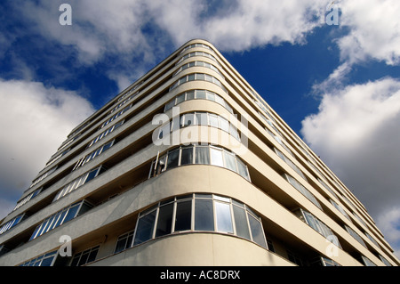 El recientemente restaurado de grado 11 según la lista edificio Art Deco de corte de la Embajada El recientemente restaurado de grado 11 según la lista edificio Art Deco de corte de la Embajada