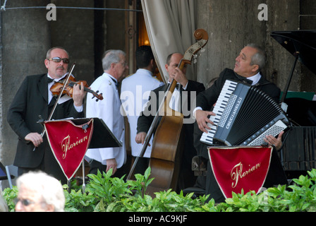 Músicos de Florian Cafe Plaza San Marcos Venecia Italia Foto de stock