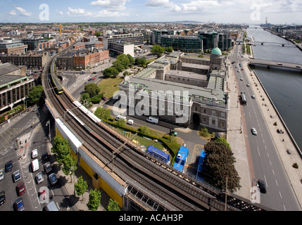 Río Liffey, en Dublín, Irlanda. Casa de Aduanas, el capital, la Ciudad Capital, muelles, Docklands Foto de stock