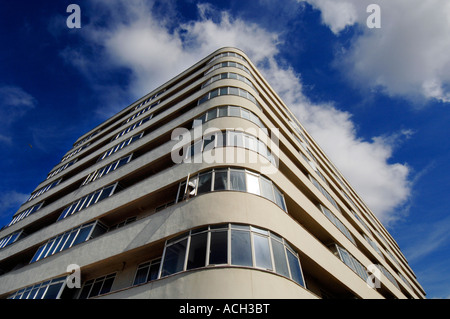 El recientemente restaurado de grado 11 según la lista edificio Art Deco de corte de la Embajada El recientemente restaurado de grado 11 según la lista edificio Art Deco de corte de la Embajada