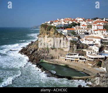 PORTUGAL ESTREMADURA Azenhas do Mar aldea construida sobre un acantilado y encebollado de océano Atlántico