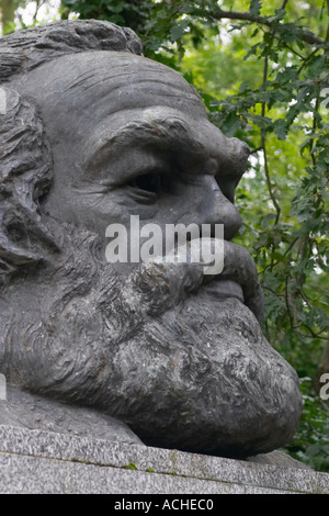 Busto de Karl Marx en su tumba en el cementerio de Highgate East London Foto de stock