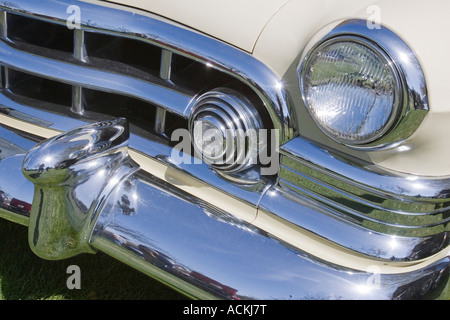 El cromo en la parte delantera de un Cadillac 1950 Coupe de Ville coche clásico con faros parachoques y guardabarros Foto de stock