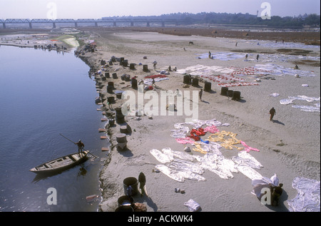 Servicio de lavandería se propagó a secar sobre los bancos de arena del río Yamuna Agra en Uttar Pradesh, India Foto de stock