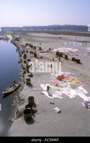 Servicio de lavandería se propagó a secar sobre los bancos de arena del río Yamuna Agra en Uttar Pradesh, India Foto de stock