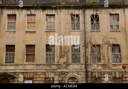 Urban Decay uk abandonadas y clausurado edificio georgiano en Portland Square St Pauls Bristol Inglaterra Foto de stock