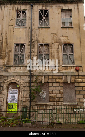 Abandonada y clausurado edificio georgiano en Portland Square St Pauls Bristol Inglaterra Foto de stock