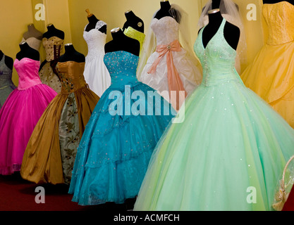 Vestidos para bodas y tienda nupcial Broadway, el centro de Los Angeles, California, Estados Unidos de América Fotografía de stock -