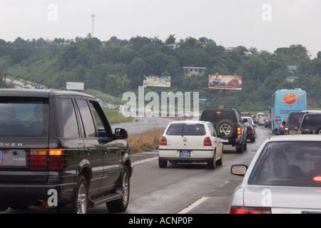 Atasco de tráfico en la Carretera Panamericana, Panamá, República de Panamá Foto de stock
