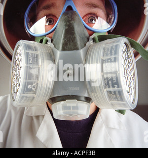 Hombre vestido con máscara de gas lab indumentaria de protección protección ocular Gafas respirador en un laboratorio de peligro biológico