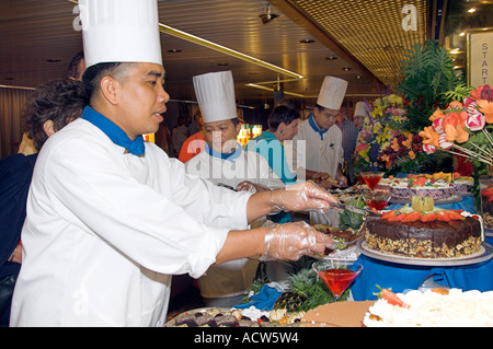 Los chefs sirven postres en el desierto de extravagancia en el crucero Zaandam Foto de stock
